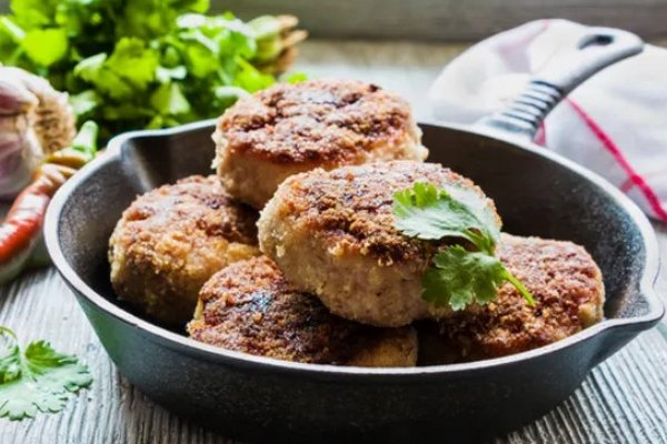 Кулинарные хитрости: как не испортить вкусные мясные котлеты двумя простыми продуктами Кулинарные хитрости: как не испортить вкусные мясные котлеты двумя простыми продуктами