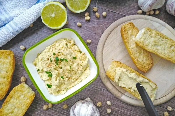 Идеальная текстура хумуса: как регулировать консистенцию с помощью воды и специй