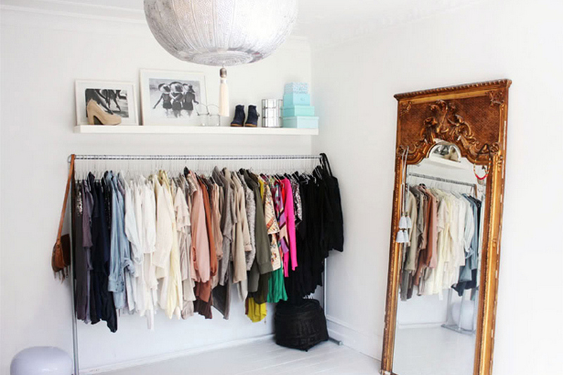 Где хранить одежду, если нет шкафа: топ 5 идей