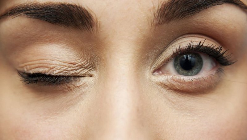 6 привычек, которые портят кожу под глазами
