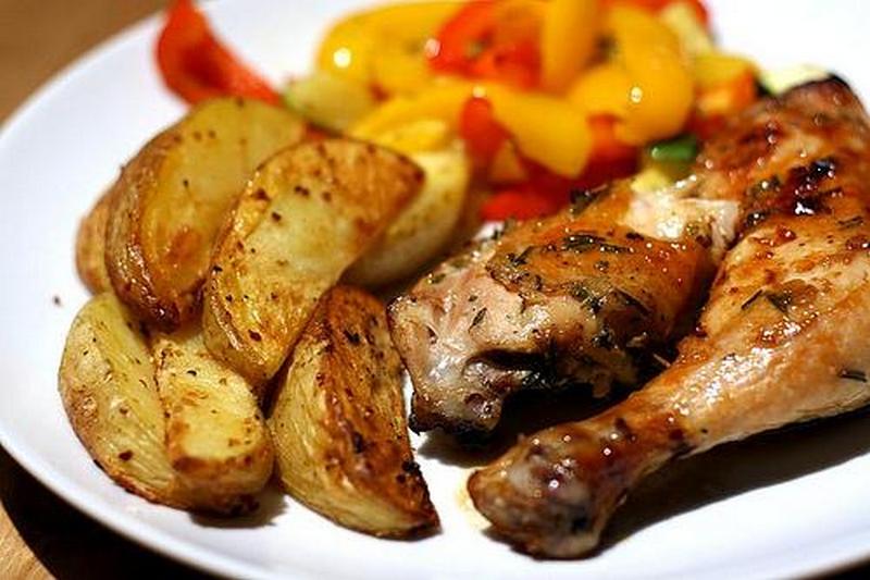 Быстро и вкусно: курица с картофелем в духовке