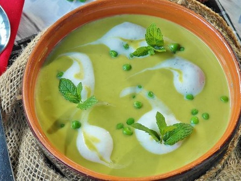 Идея для весеннего обеда: суп-пюре из зеленого горошка с мятой