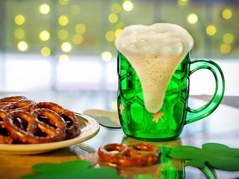 День святого Патрика: как приготовить зеленое пиво