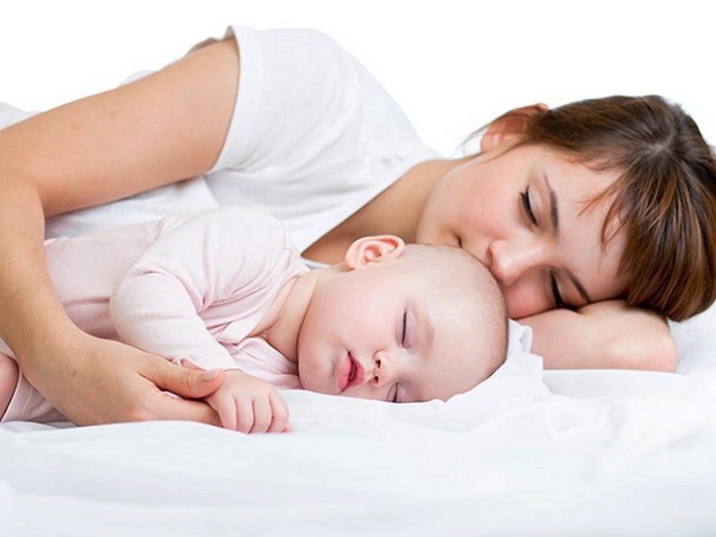 Совместный сон с маленьким ребенком может спровоцировать развитие депрессии у мамы