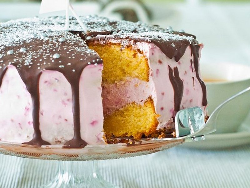 Рецепт дня: бисквитный торт с творожным суфле и вишней