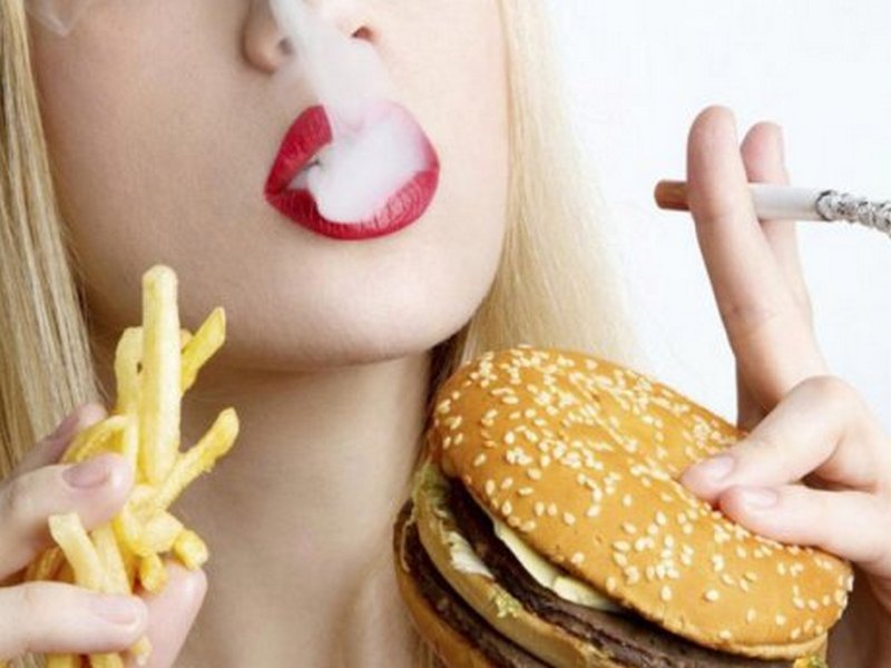 Почему курильщики выбирают более калорийную пищу: объяснение ученых