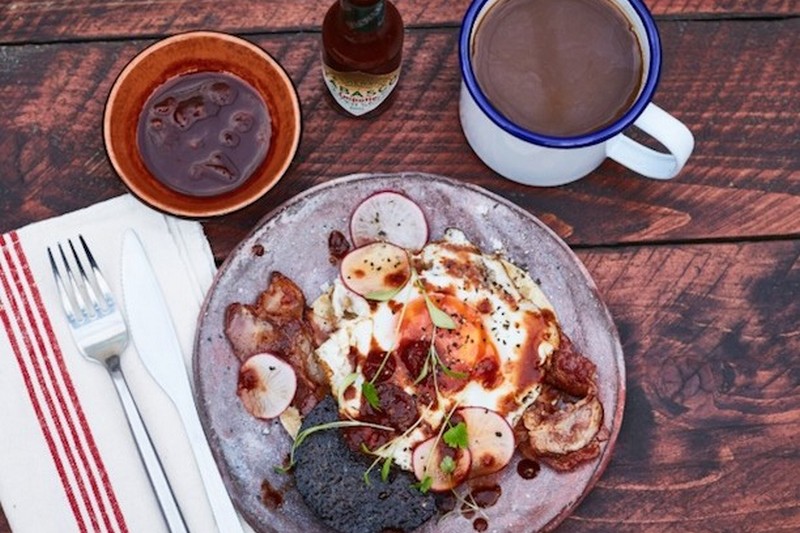 Завтрак для любимого мужчины: классическая британская яичница в мексиканском стиле