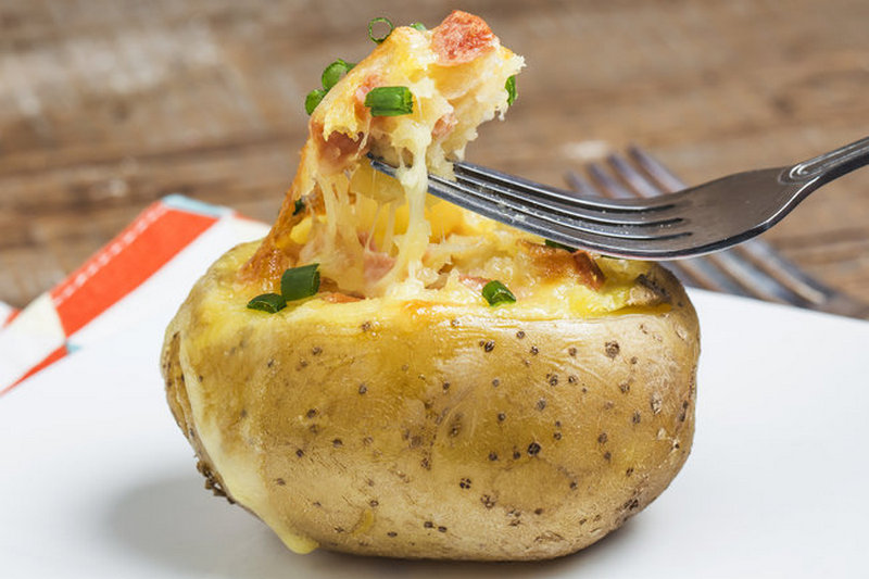 Рецепт для микроволновки: фаршированный картофель с беконом, сыром и зеленью
