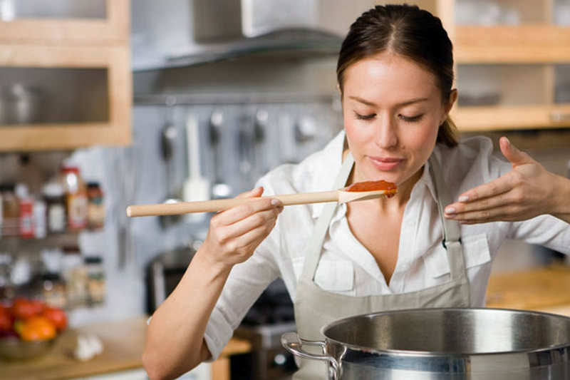 Как научиться вкусно готовить: первые шаги на кухне