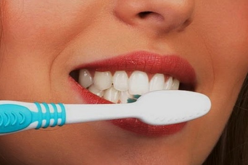 Чистить зубы без пасты