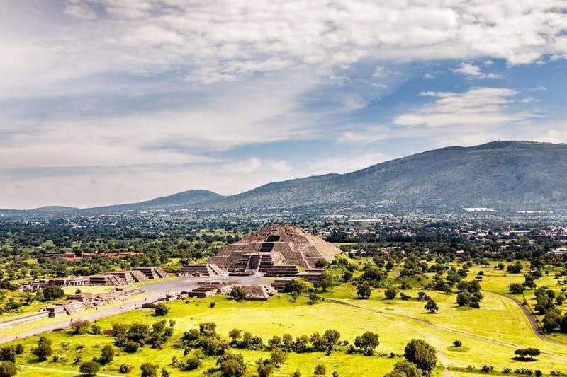 В Мексике нашли развалины огромной пирамиды с сокровищами