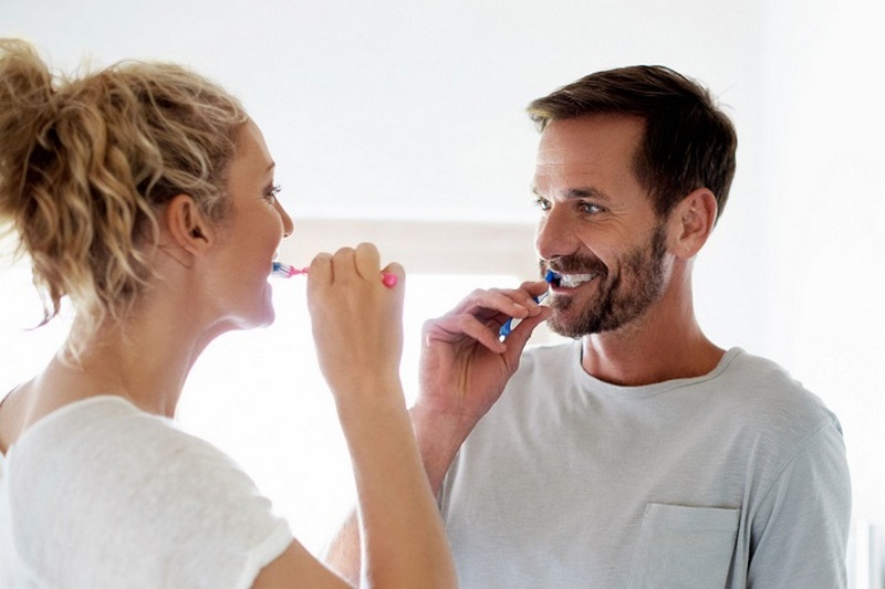 Простая и очень эффективная тренировка, которую можно делать, пока вы чистите зубы
