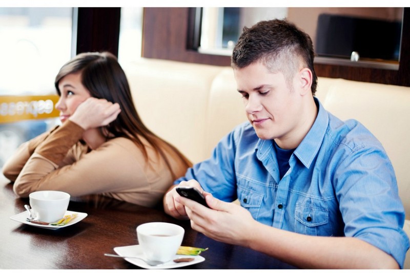 Фаббинг: как на свидании отвлечь мужчину от смартфона