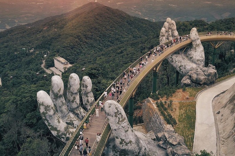 Этот мост стоит 2 миллиарда долларов, но его ценность совершенно в другом. Безумные кадры!