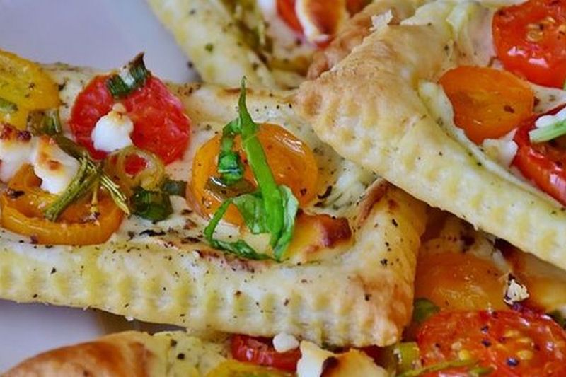 Рецепт дня: слойки с томатами и сыром