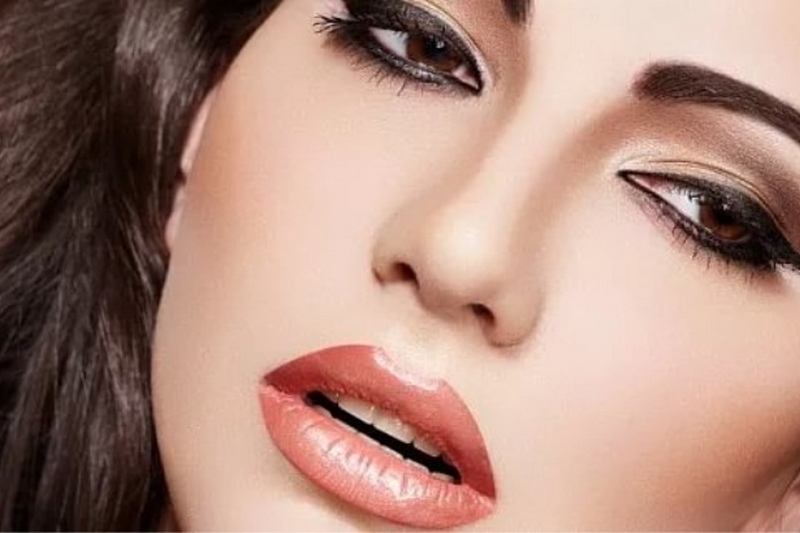 Коррекция недостатков губ с помощью макияжа