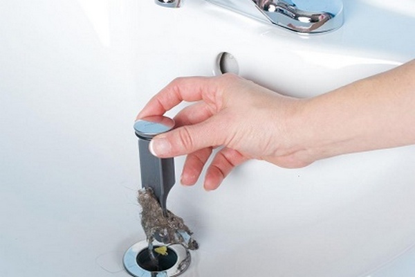 Засор в ванной: как устранить закупорку труб от волос?