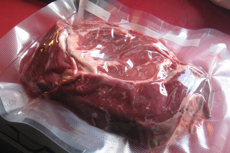 Исследование: Мясо в вакууме можно хранить дольше