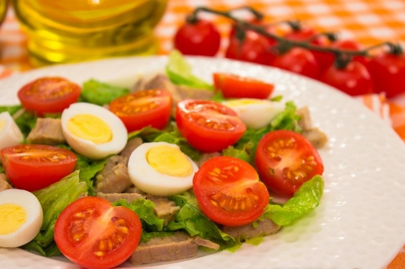 Яйца с копченым мясом, треской, помидорами и зеленью