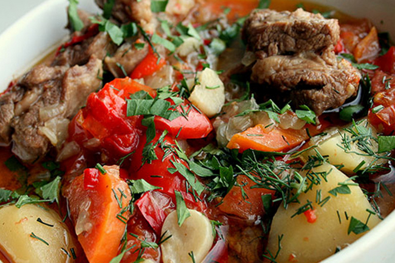 Помидоры с вареным мясом, картофелем, горчицей и зеленбю