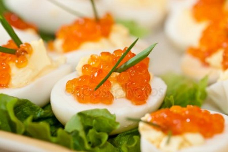 Яйца с вареной осетриной, красной и черной икрой, сливками, кресс-салатом и укропом «Олигархические»