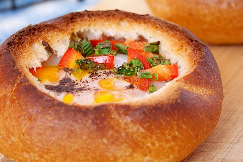 Запеченные булочки с колбасой и яйцами Запеченные булочки с колбасой и яйцами