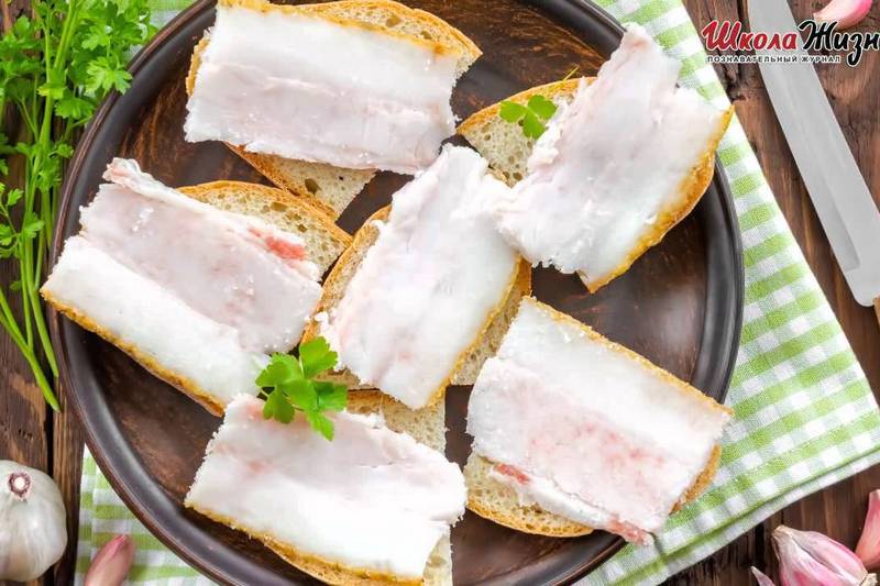 Перетопленное сало со шкварками к хлебу