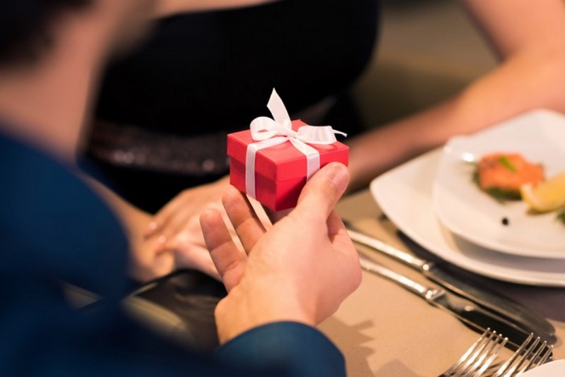 Как уговорить мужчину сделать вам дорогой подарок?
