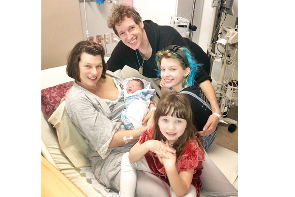 44-летняя Милла Йовович в третий раз стала мамой и показала новое семейное фото