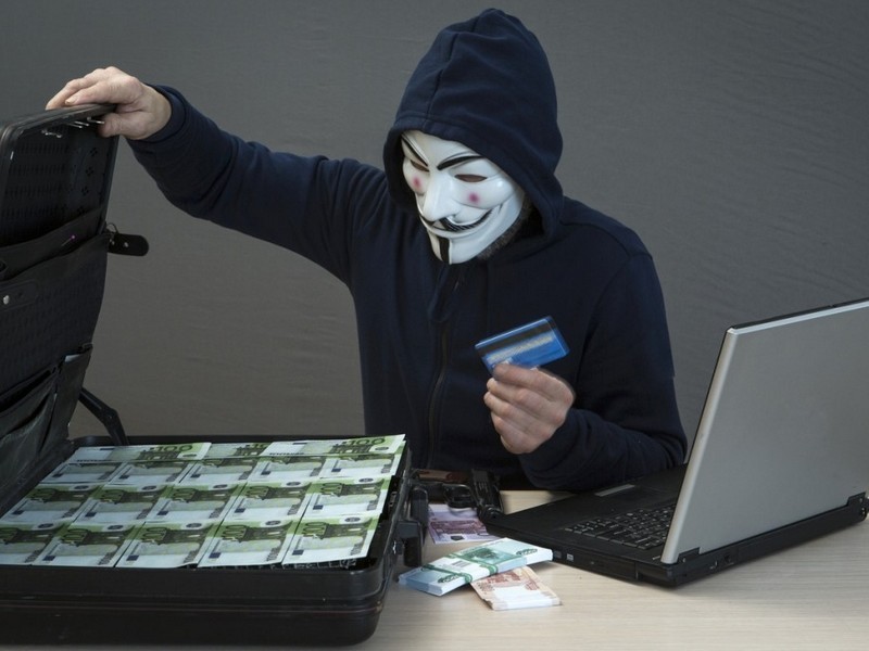 Как могут ограбить в интернете: в киберполиции назвали популярные схемы воровства денег