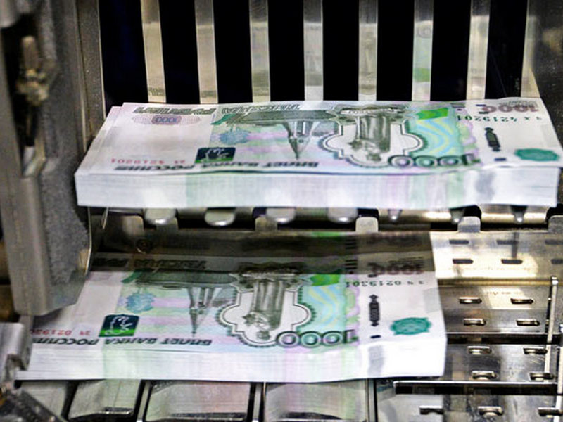 В россии выпустили купюры. Денежный печатный станок. Печатание бумажных денег. Деньги печать. Станок который печатает деньги.