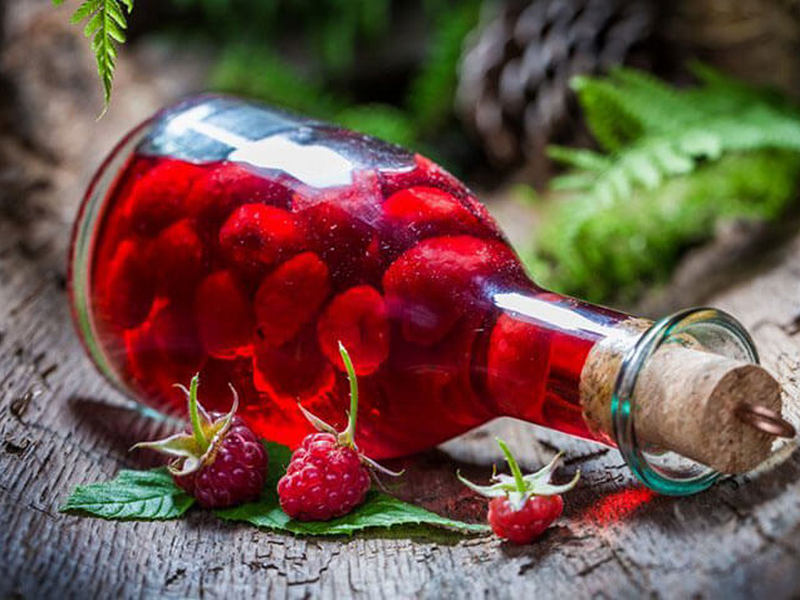 Сладкая водка (ратафия) малиновая Сладкая водка (ратафия) малиновая